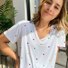 Cargar imagen en el visor de la galería, Camiseta con Flores Bordadas
