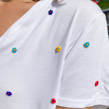 Cargar imagen en el visor de la galería, Camiseta con Flores Bordadas
