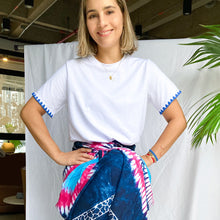 Cargar imagen en el visor de la galería, Camiseta bordes triángulos bordados
