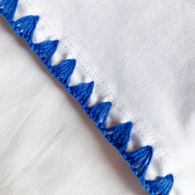 Cargar imagen en el visor de la galería, Camiseta bordes triángulos bordados
