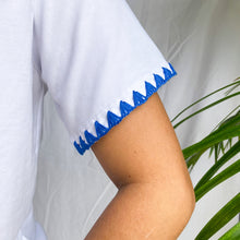 Cargar imagen en el visor de la galería, Camiseta bordes triángulos bordados
