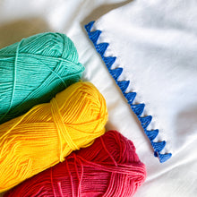 Cargar imagen en el visor de la galería, Camiseta bordes triángulos bordados
