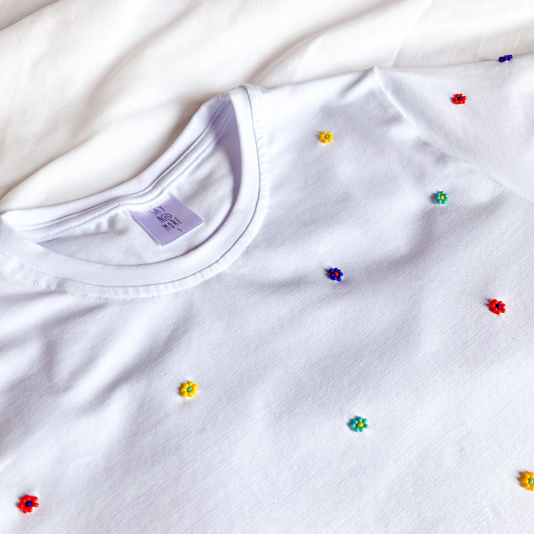Camiseta con Flores Bordadas