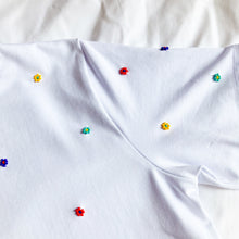 Cargar imagen en el visor de la galería, Camiseta con Flores Bordadas
