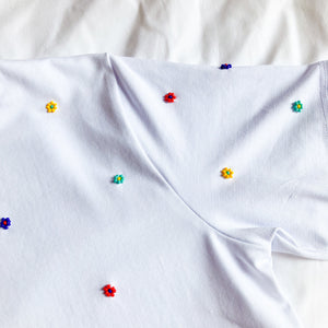 Camiseta con Flores Bordadas