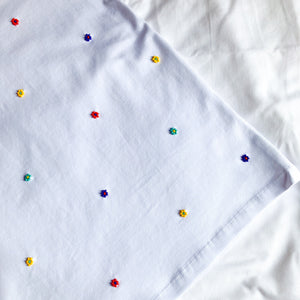 Camiseta con Flores Bordadas