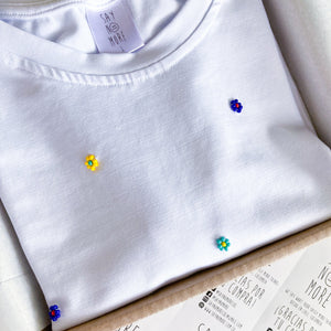 Camiseta con Flores Bordadas